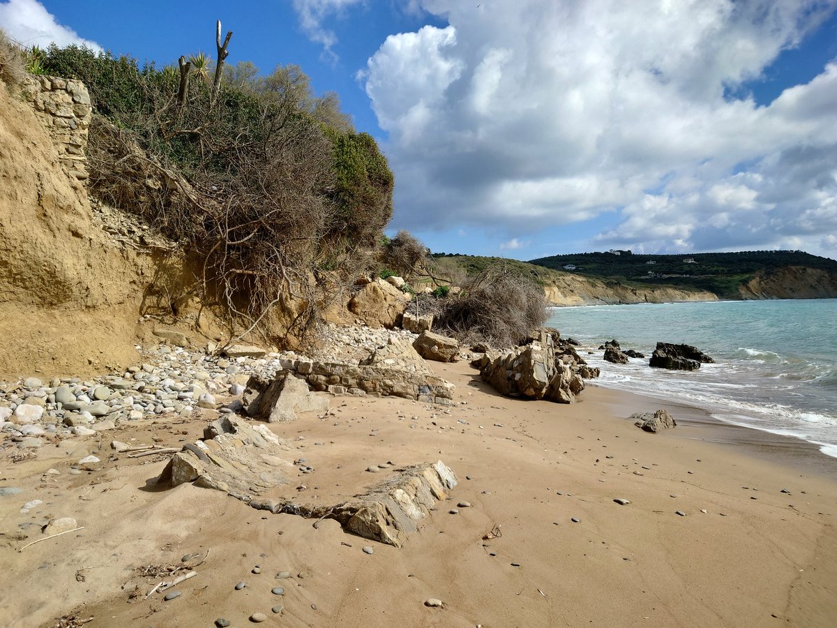 SAOCousins's tweet image. Day 4: Physical Geography projects in Greece. We started with Polylimnios gorge, invasive species, soft bedrocks and landforms, coastal erosion. Interesting to return once a year and see erosion on action. Some dedicated company too. 
#natgeoSU #fieldexcursion @Stockholm_Uni