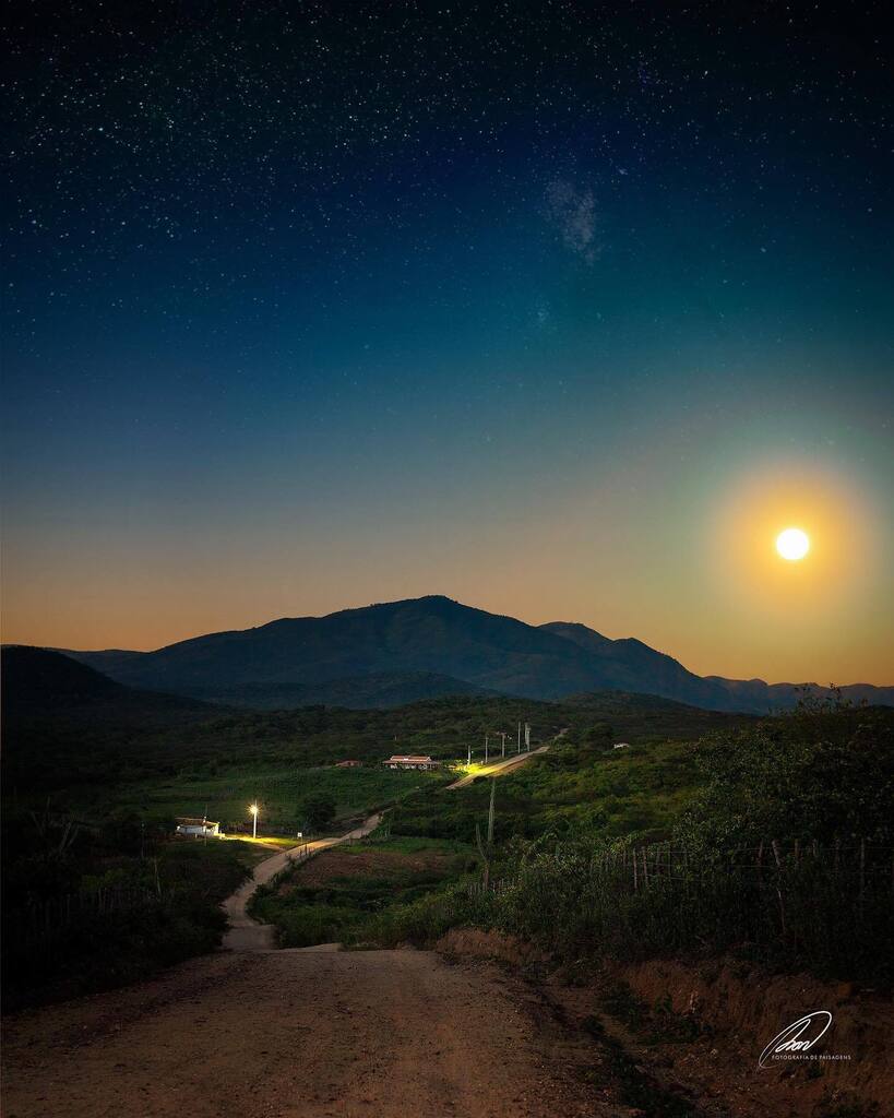 itatira's tweet photo. Lua cheia na estrada do Morro Branco. Lembro de minha infância quando subia no caminhão de meu pai e andava por essa estrada a noite. Passava mil coisas na minha cabeça de criança, mas nunca tinha parado para admirar a lua, esse hábito eu só desenvolvi na idade adulta. Que c… https://t.co/rvCwSES8pY