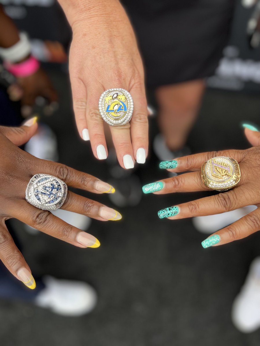 CalMolls's tweet photo. Happy #InternationalWomemsDay to a couple of my sisters ⁦@kieshanix⁩ and ⁦@NicholWhiteman⁩ - boss ladies who inspire change in Los Angeles on the daily. Photo credit to our sister and boss lady ⁦@RenataAngeleno⁩ 💙💛💜❤️ https://t.co/Qvmw3ZKRzy