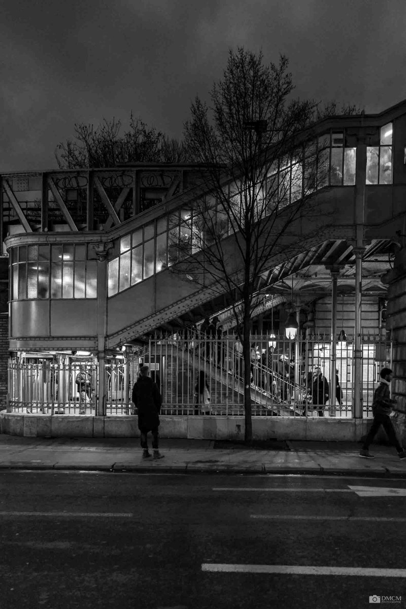 dmcmphoto's tweet photo. (Dépêches-toi !) On va rater le métro !

C’est une photographie prise aux abords de la station de métro stalingrad ligne 2 à Paris. 

#metro #paris #noiretblanc #blackandwhitephotography #photographie #streetphotography https://t.co/7gH68Vp3U5