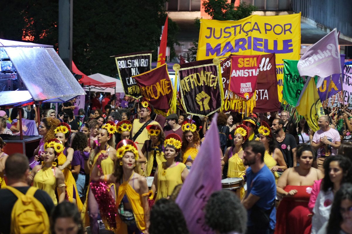 A Avenida Paulista mesmo debaixo de chuva tomada neste #8M para lutar pela vida e direitos de todas as mulheres! #8deMarço