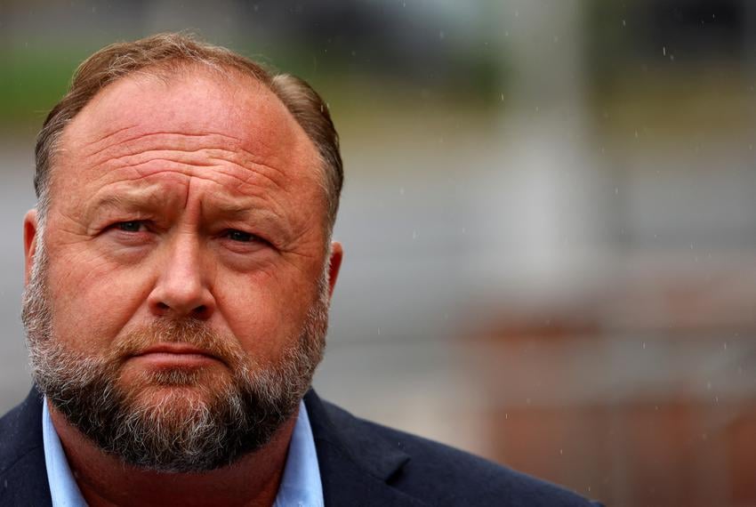 Guy I work with looks like Alex Jones. He’s from Texas, slightly balding and hefty. I actually cant remember his face. All I think of is Alex Jones 😂