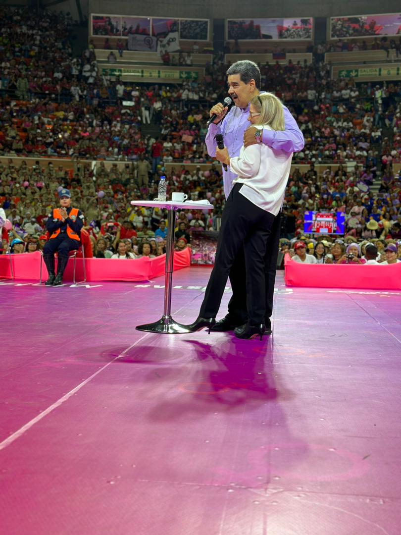 Hugo Chávez ➝ Sigan pues mujeres Vnzlnas poniendo el ♥️ metiendo las manos, el alma y la miel de su cariño para hacer cada día más dulces y hermosas de la Patria.
👇
Hermosa pareja Cilia y Nico q nos homenajearon hoy en el Día Internacional de la Mujer.
🫶 #ChávezFeminista 🫶