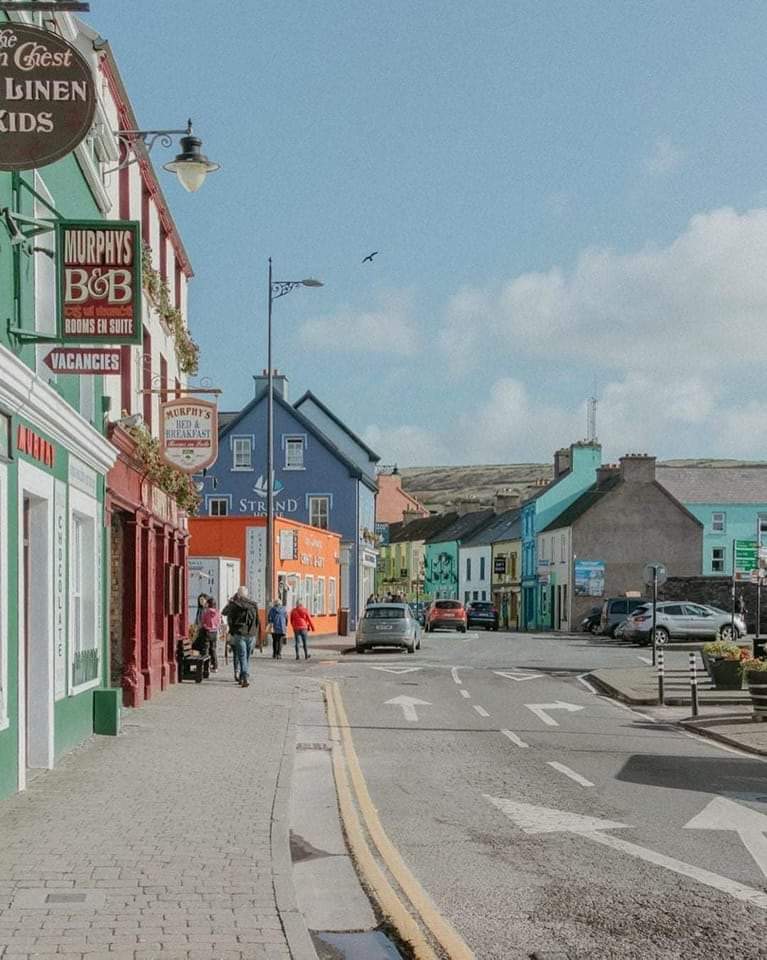 The pretty town of Dingle 💚💛