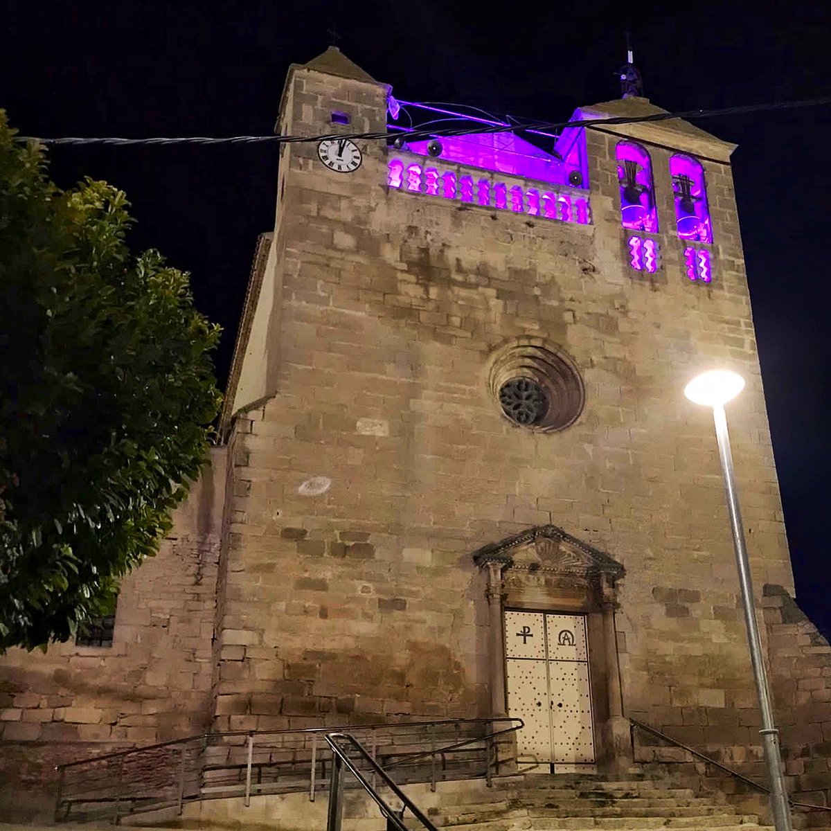 🟣Avui, 8 de març, la façana de l’església es tenyeix de lila amb motiu del Dia Internacional de les Dones. Miralcamp donarà visibilitat a la lluita contra la xacra del masclisme mentre continuï existint.