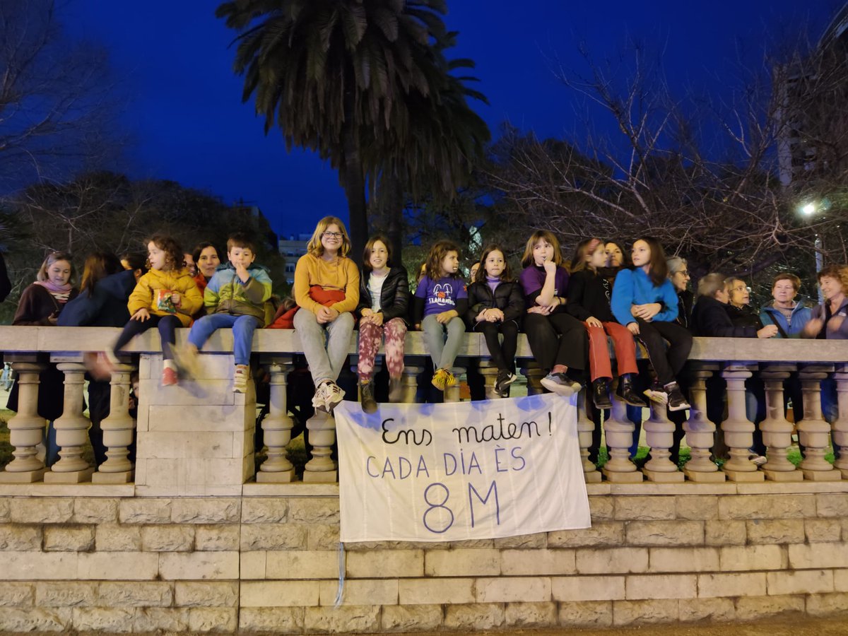 Feministes de <a href="/EscolaFortPienc/">Escola Fort Pienc</a> esperant la mani del #8m #8M2023