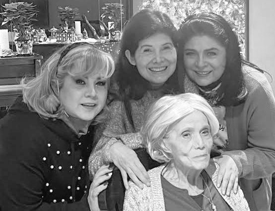ParejaTekilaOf's tweet photo. Nuestra madre es el ser más valioso en toda la faz de la Tierra. Nadie ni nada puede llenar el vacío creado por su partida. Las tekilaz deseamos  hoy y siempre, que los recuerdos de amor, traigan paz, consuelo y fuerza a ustedes🙏💔
@victoriaruffo31
@braviela
@cascaruffo

QEPD🕊️ https://t.co/OBt4B7hrKj