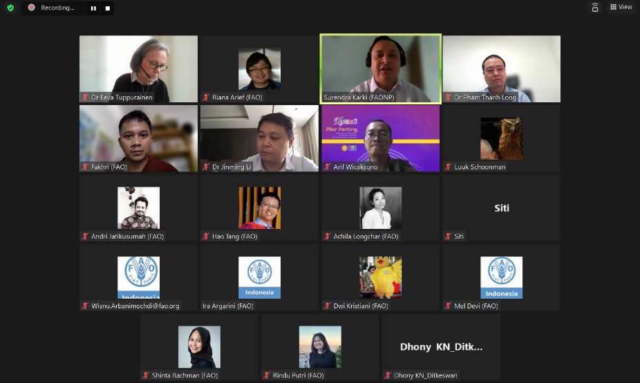 FAOIndonesia's tweet photo. Together w/ @kementan @ditjen_pkh @FAOAsiaPacific @Eufmd EMPRES &amp; EMC, FAO🇮🇩 officially launched Virtual Learning Center Lumpy Skin Disease #LSD 

The online course aims to improve capacity of vet. officers👩🏻‍⚕️in🇮🇩for LSD prevention &amp; control

Register here👉🏻https://t.co/Ckzd3TPpiN https://t.co/dItzAzCu1f