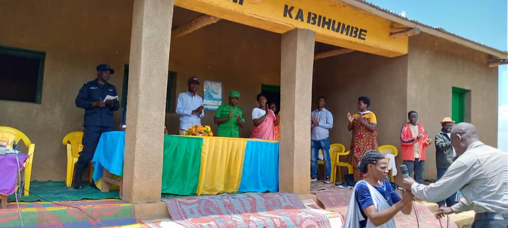 TwumbaS's tweet photo. #Umunsi mpuzamahanga w'umugore imiryango irenga 52 itari yarasezeranye  yiyemeje kubana akaramata nkuko Amategeko abiteganya, ibirori by'Umunsi  byabereye mu Kagari ka Bihumbe https://t.co/rvIDaIPlNv
