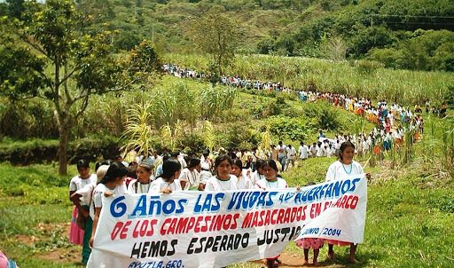 epigmenioibarra's tweet photo. El Charco
1998 
En la escuela de esta comunidad de Guerrero se realizó una asamblea indígena. En la madrugada, militares rodearon el sitio e iniciaron un tiroteo que duró seis horas. El saldo fue de 11 muertos, cinco heridos y 25 detenidos.
#JuicioAExPresidentes https://t.co/8B63nci96E