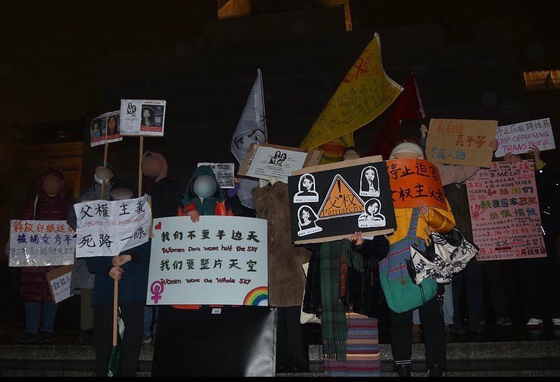 feminist38's tweet photo. 【照片100】2023.03.08 国际妇女节
今天在伦敦特拉法加广场，我们和来自不同国家的女性团体共同参加了International women’s strike，并随后游行至中国驻伦敦大使馆门口举行了集会。虽然伦敦今天是持续雨夹雪的低温天气，但是各位依然在场积极地声援被捕的女青年和铁链女，并为女性权益持续发声！ https://t.co/3eMKmcAZbg