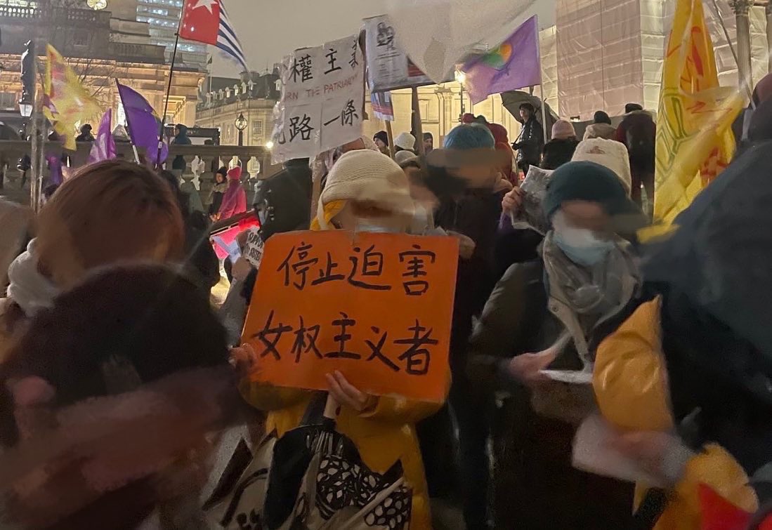 feminist38's tweet photo. 【照片100】2023.03.08 国际妇女节
今天在伦敦特拉法加广场，我们和来自不同国家的女性团体共同参加了International women’s strike，并随后游行至中国驻伦敦大使馆门口举行了集会。虽然伦敦今天是持续雨夹雪的低温天气，但是各位依然在场积极地声援被捕的女青年和铁链女，并为女性权益持续发声！ https://t.co/3eMKmcAZbg