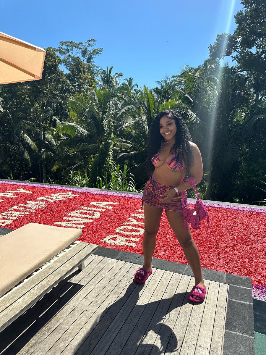 OMG_ITS_FatFat's tweet photo. Its a bali thing🌸 https://t.co/ZIJJ8dbZ7p