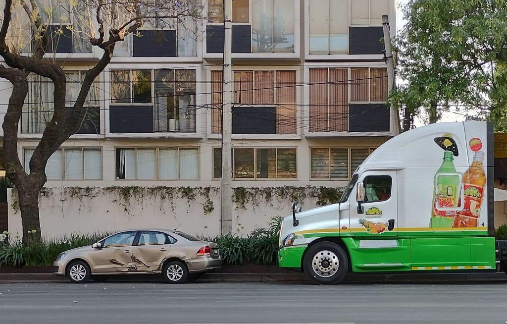 Yo_restauropat's tweet photo. @Claudiashein 12 hrs esperando una patrulla en José María Rico y Avenida Coyoacán frente al edificio del PAN a Mercedes Villegas le chocó un camión de @jarritosmx  al cual tuvo que perseguir xq se dio a la fuga. @Claudiashein patrulla porfa!!!! https://t.co/oFaBhU901t