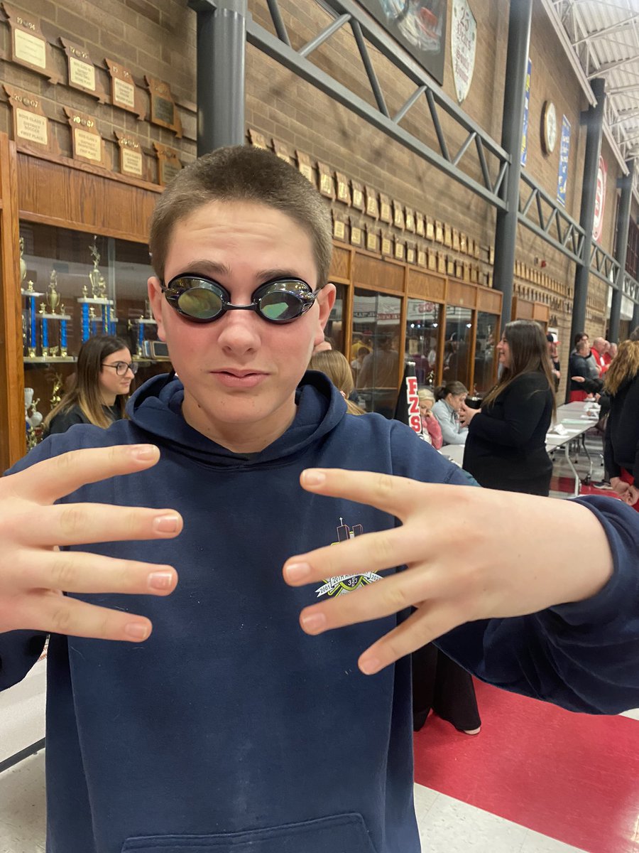 FZS_SwimandDive's tweet image. Loved getting to meet the incoming freshmen who are looking to join swim and dive!! And a BIG thank you to my girls for helping recruit. #wehavefun #classof2027