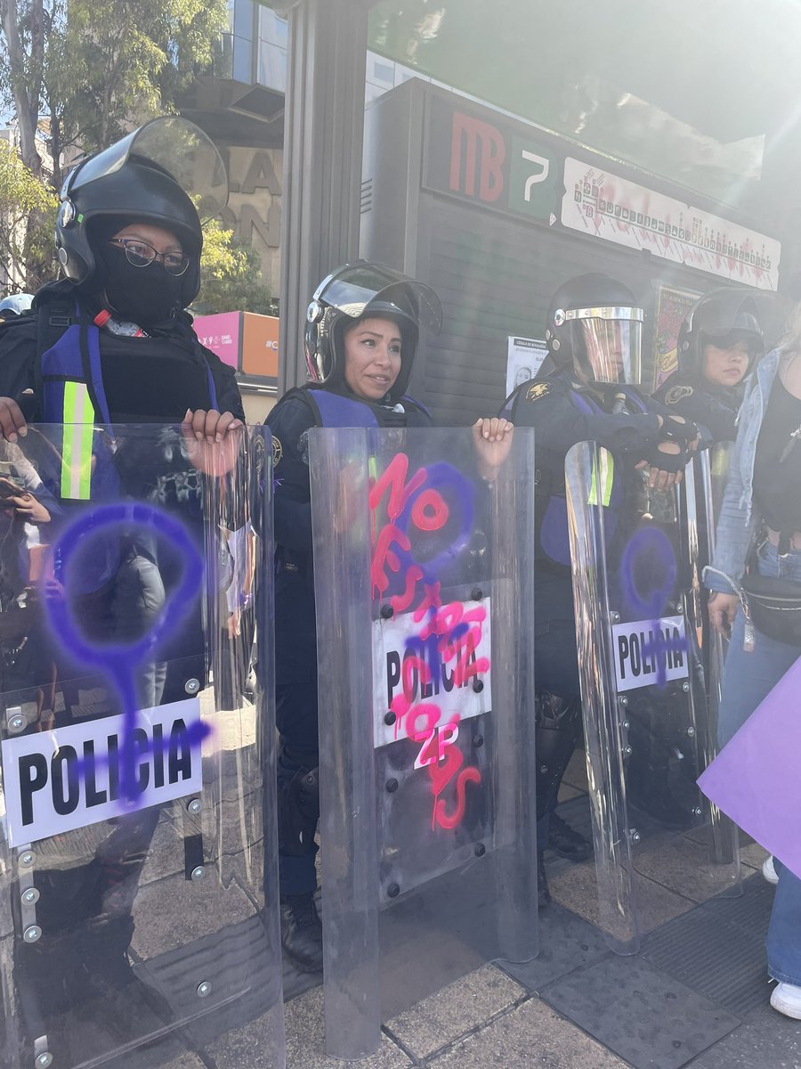 AleMenaCh's tweet photo. Cc una policía le dijo a una de las encapuchadas que de favor le escribiera “no están solas” en su escudo #Marcha8M #8M2023 #cdmx https://t.co/chtBzCPQFz