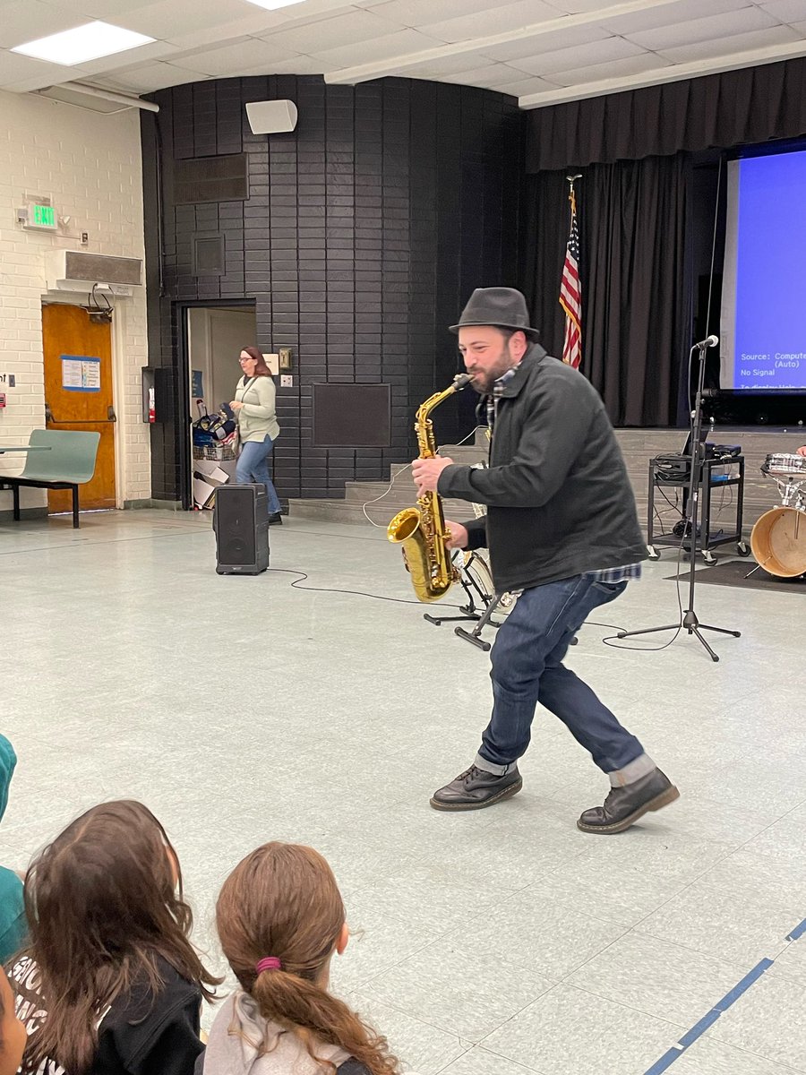 KeppelVAPA's tweet photo. Art day was A W E S O M E!!!!! Thank you to all the wonderful volunteers and to MKS for putting it all together. Our teachers and students loved it!!! 🎨🎤🎺🥁🎷🎻 @GlendaleUSD https://t.co/ZlNvn9tOD6