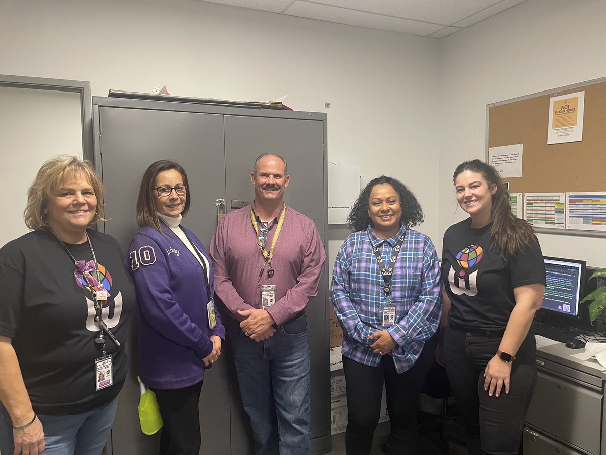 Embracing equity at the WAHCA Air Hub ✨💜 #InternationalWomensDay #EmbraceEquity #WIO #SoCalSoUs @melirere @will_tweetz @mboden69 @danielllehaines @CarolBTome @UPS_WIO