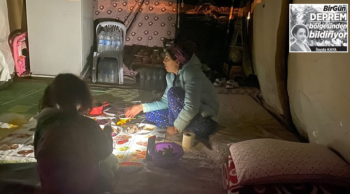 🔴BirGün deprem bölgesinden bildiriyor

Sayaç takılmayan çadıra elektrik yok

Afetzedelerin kendi imkânlarıyla kurduğu çadırlara sayaç olmadığı için elektrik verilmediği öne sürüldü. Yurttaşlar, "Biz depremzedeyiz ne sayacı?" diye tepki gösterdi
bit.ly/3F4RMkD