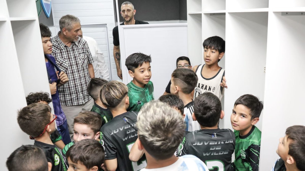 jorgeferraresi's tweet photo. 👷 ¡Nuevas obras en el club Juventud de Wilde! 

Junto a Ariel Lerici y muchos vecinos y vecinas participamos de la inauguración de los vestuarios y sus respectivos sanitarios. Nos recibió el presidente de la institución, Gonzalo Roca. https://t.co/YeGdwQXXn2