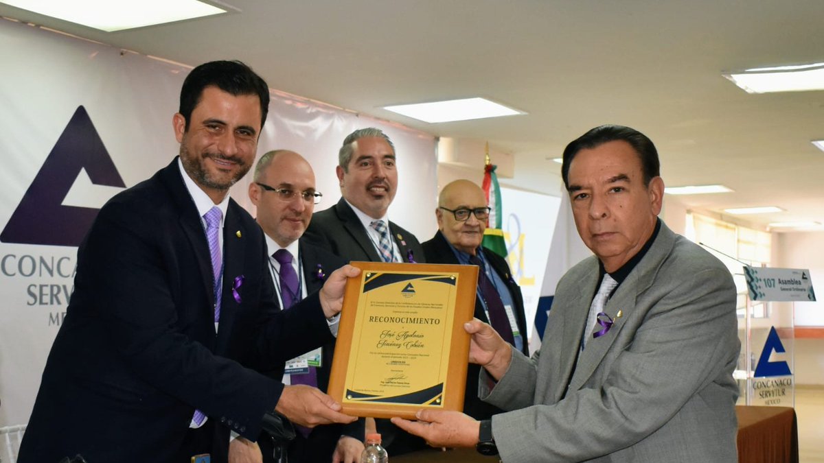 CONCANACO's tweet photo. En el marco de la 107 asamblea, nuestro Presidente Héctor Tejada entregó reconocimientos a los Consejeros salientes y agradeció su apoyo durante su gestión. #UnidosEnAccionesPositivas https://t.co/0Lqc7Z9ESa