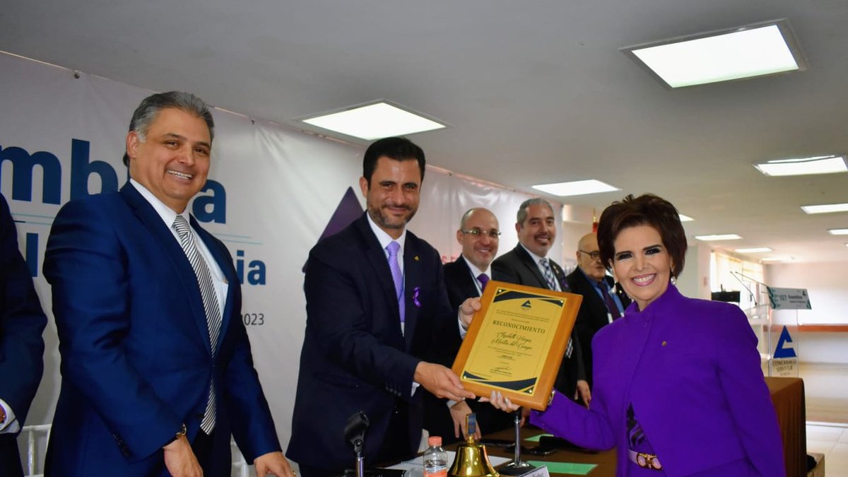 CONCANACO's tweet photo. En el marco de la 107 asamblea, nuestro Presidente Héctor Tejada entregó reconocimientos a los Consejeros salientes y agradeció su apoyo durante su gestión. #UnidosEnAccionesPositivas https://t.co/0Lqc7Z9ESa