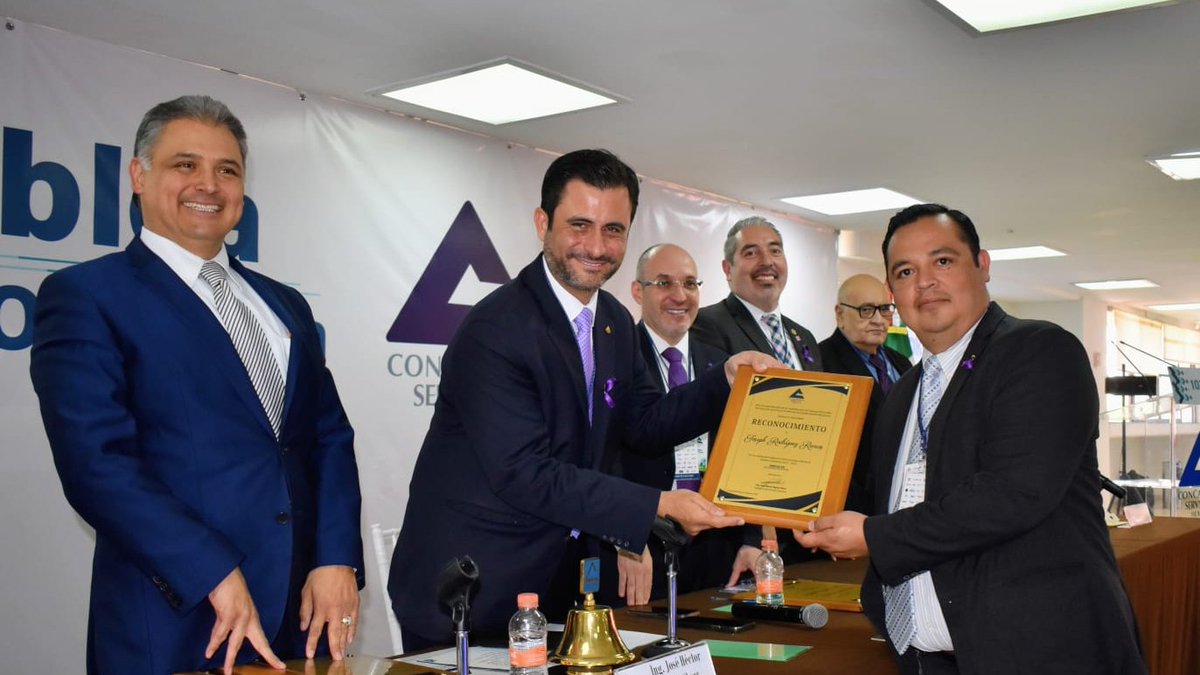 CONCANACO's tweet photo. En el marco de la 107 asamblea, nuestro Presidente Héctor Tejada entregó reconocimientos a los Consejeros salientes y agradeció su apoyo durante su gestión. #UnidosEnAccionesPositivas https://t.co/0Lqc7Z9ESa