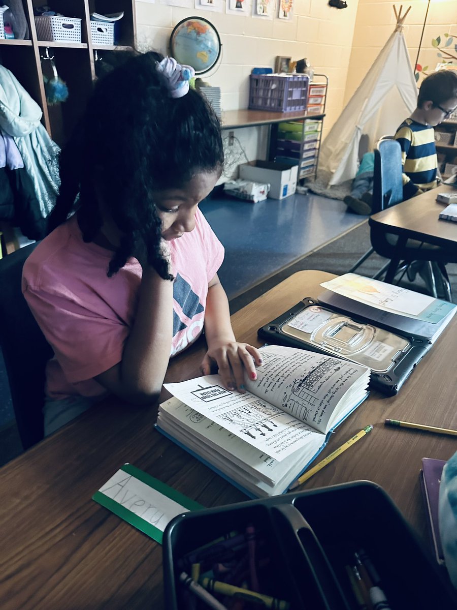 A_MinearAHL's tweet photo. This afternoon I stopped by @mssmith_AHL and @Abby_Stoner_’s classroom. Check out the level of engagment in these #TrustyHuskies! #CPSbest https://t.co/r9SZtsIX9Q
