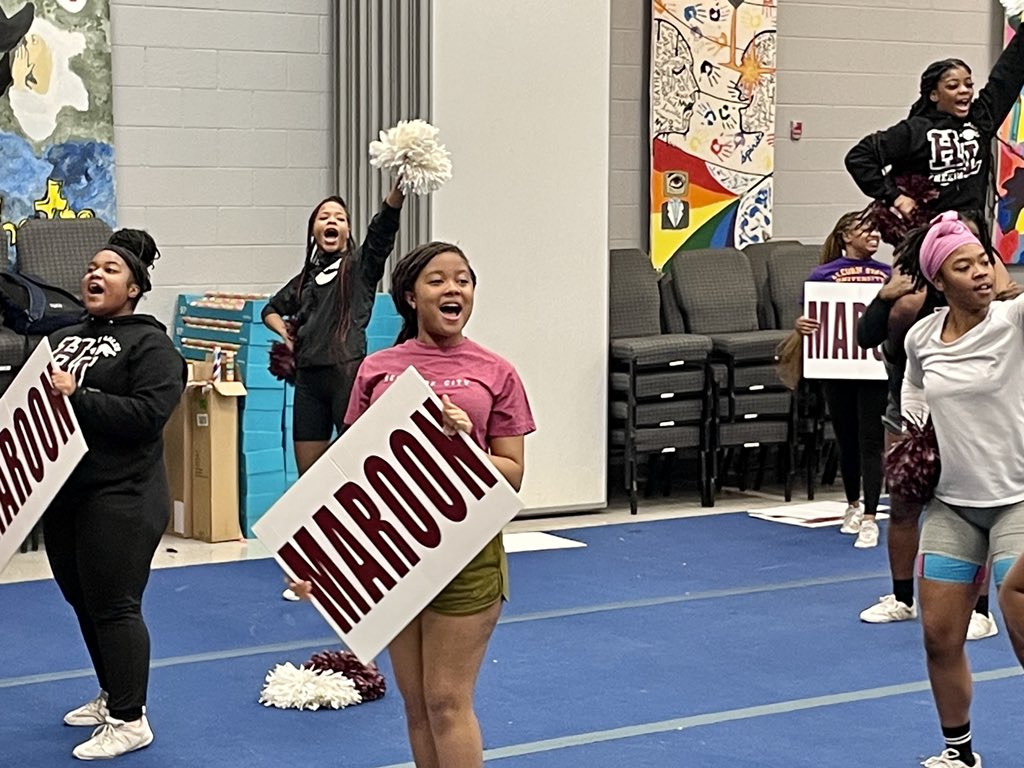 HlhsT's tweet photo. More pictures of HLHS CHEER SQUAD https://t.co/dDNAVQFDaq