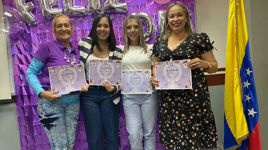 VenteAragua's tweet photo. Agradecemos a la dirigencia estudiantil de la Universidad de Carabobo por otorgar un valioso reconocimiento a nuestra secretaria política @mtclavijo, el cual recibió junto a mujeres destacadas de nuestro estado.
Aragua cuenta con mujeres valiosas, fuertes y comprometidas. https://t.co/7Zgd0PZfDY