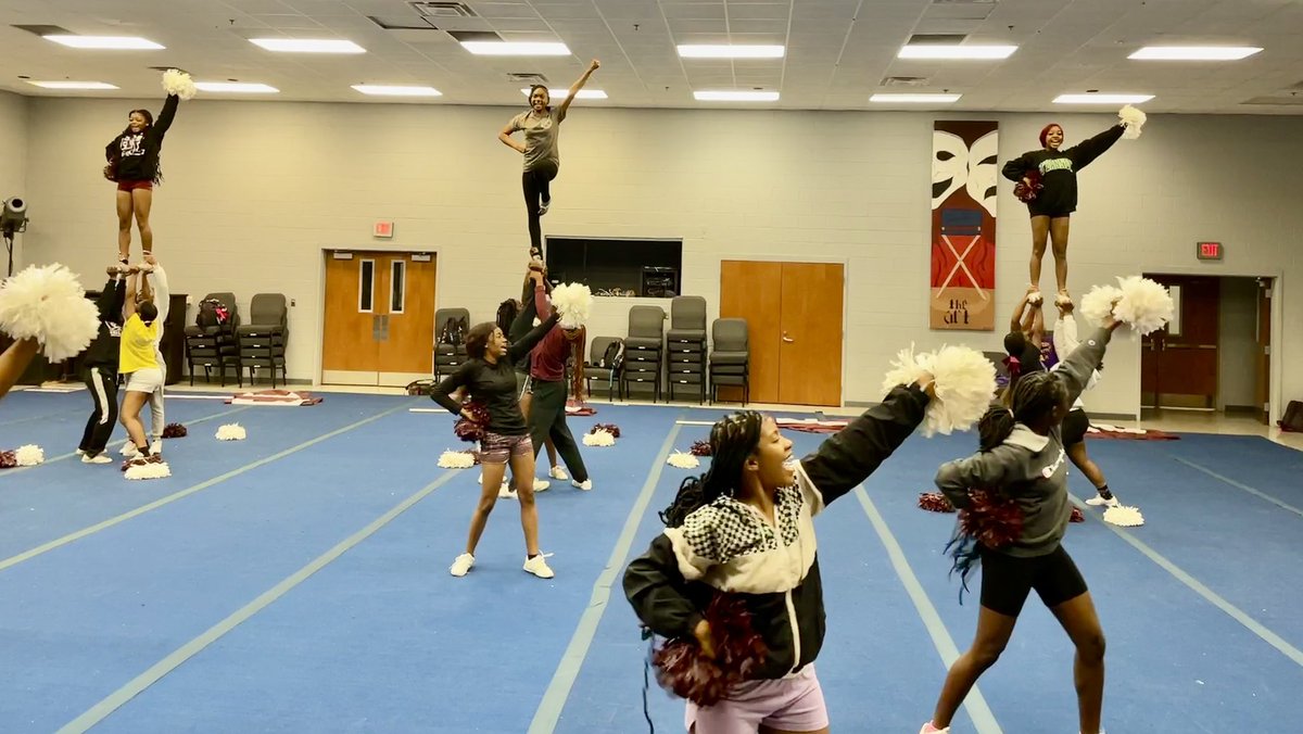 HlhsT's tweet photo. 🦅 HLHS CHEER SQUAD going to National Competition 👏👏👏🦅 GOOD LUCK GIRLS‼️ https://t.co/PVs7NrJSRv