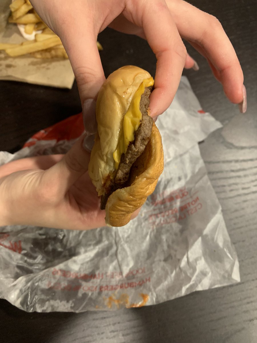 KevinAnza's tweet photo. @Wendys what the hell is this https://t.co/nIuAJKqZnN