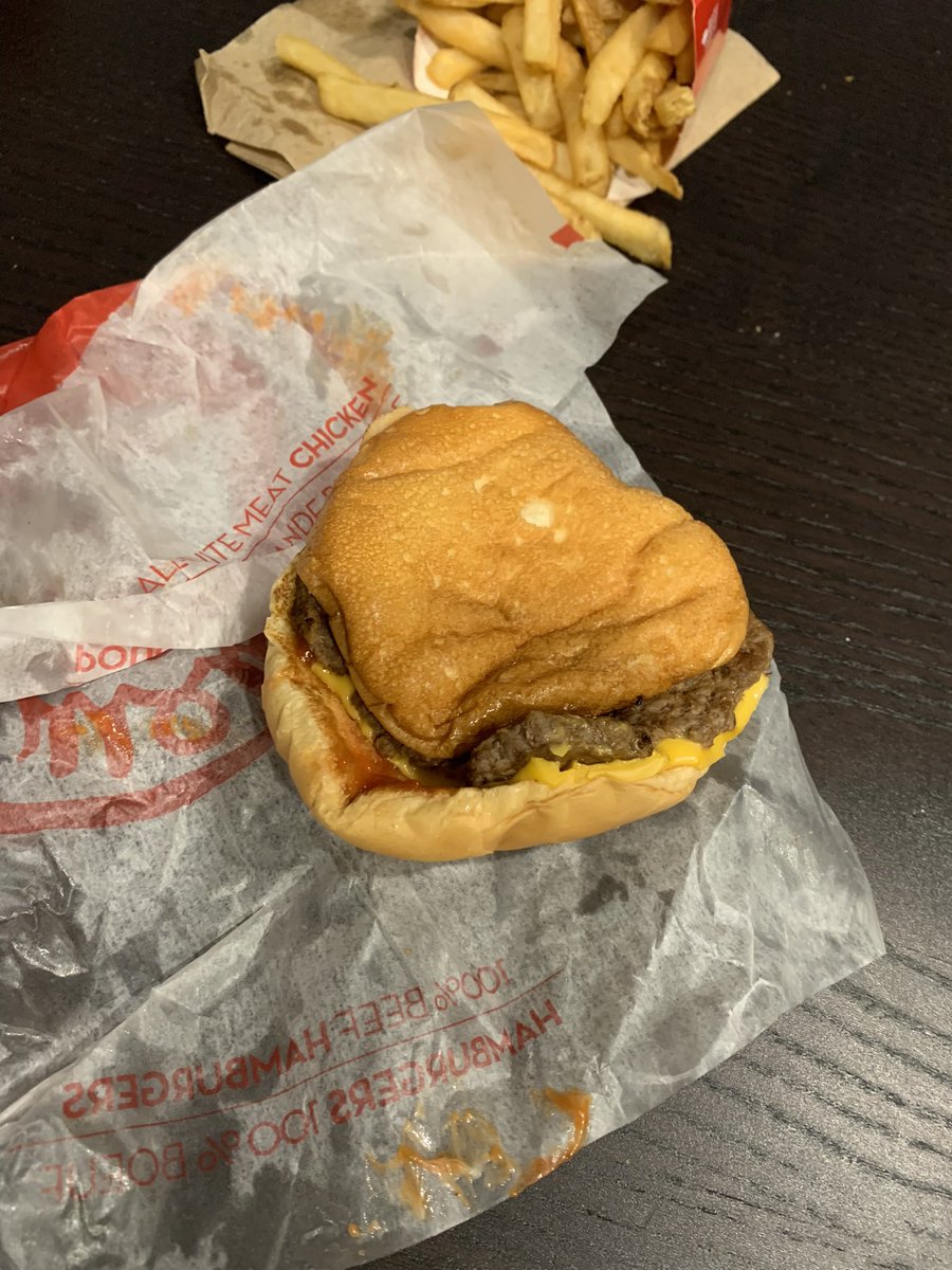KevinAnza's tweet photo. @Wendys what the hell is this https://t.co/nIuAJKqZnN