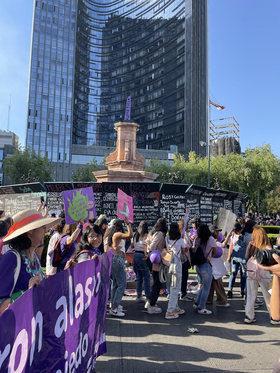 karliuris_'s tweet photo. Así la marcha #8M #NiUnaMenos en la CDMX ¡Se va a caer! ¡Lo vamos a tirar, al Patriarcado lo vamos a tirar! ¡Nos sembraron miedo y nos crecieron alas! 🔥💜🔥 https://t.co/363SDNenjb