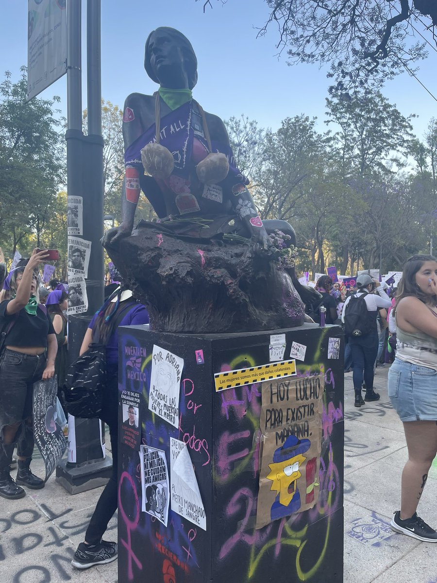 karliuris_'s tweet photo. Así la marcha #8M #NiUnaMenos en la CDMX ¡Se va a caer! ¡Lo vamos a tirar, al Patriarcado lo vamos a tirar! ¡Nos sembraron miedo y nos crecieron alas! 🔥💜🔥 https://t.co/363SDNenjb