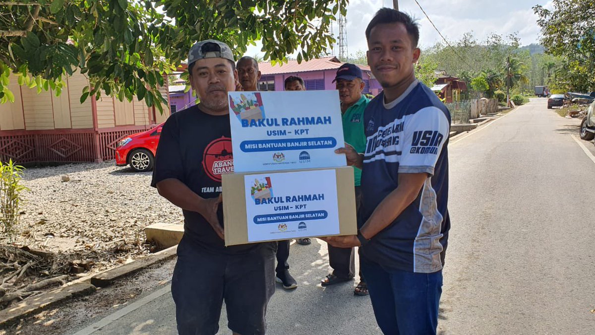 usim's tweet photo. Misi Bantuan Pasca Banjir USIM hulur khidmat dan sumbangan di Segamat, Johor
#BantuanPascaBanjirUSIM
#PHEPUSIM https://t.co/60bolU9Q9E