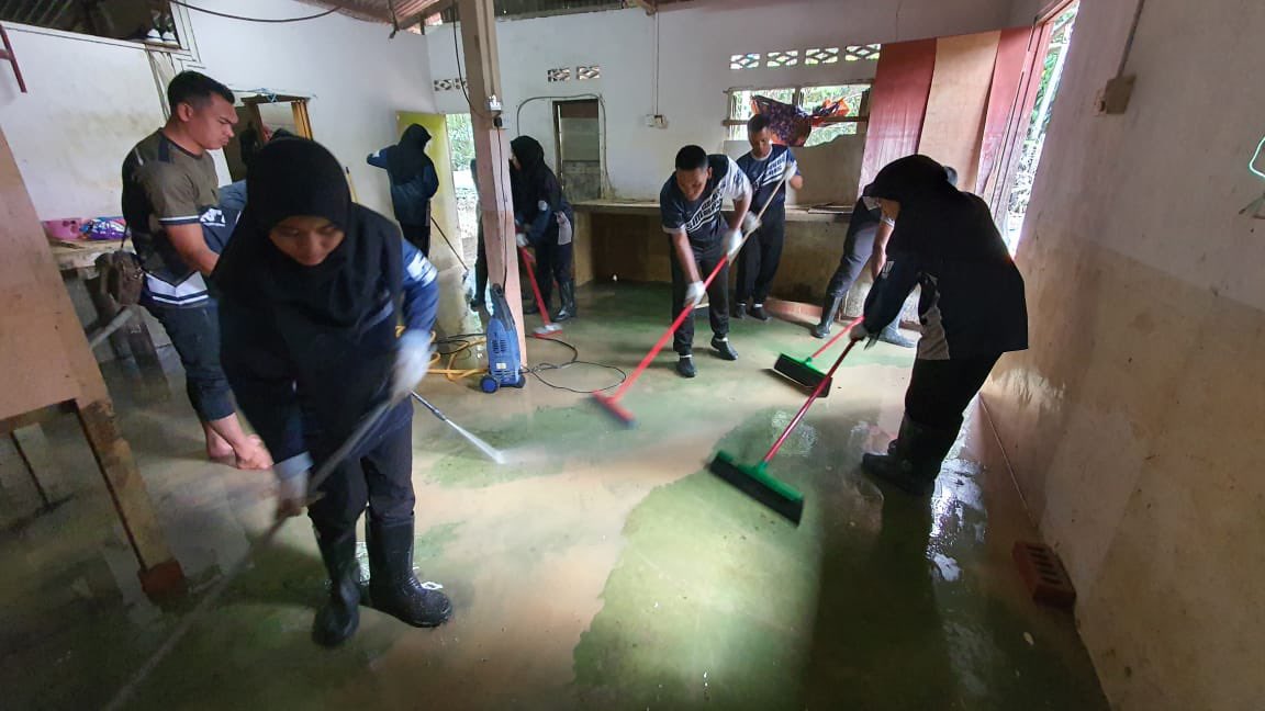 usim's tweet photo. Misi Bantuan Pasca Banjir USIM hulur khidmat dan sumbangan di Segamat, Johor
#BantuanPascaBanjirUSIM
#PHEPUSIM https://t.co/60bolU9Q9E