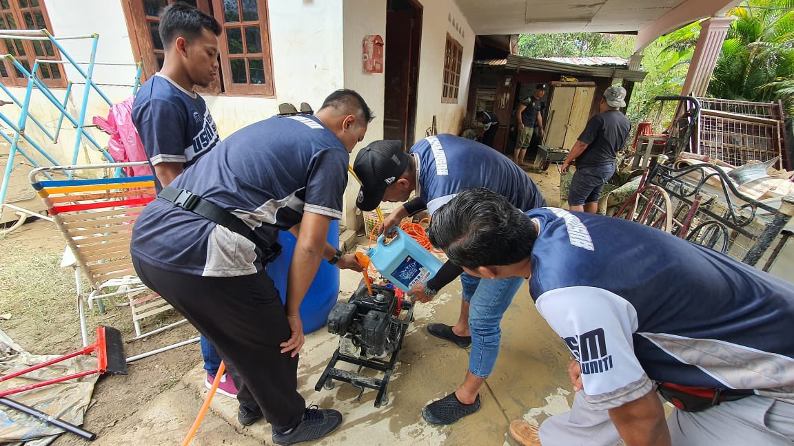usim's tweet photo. Misi Bantuan Pasca Banjir USIM hulur khidmat dan sumbangan di Segamat, Johor
#BantuanPascaBanjirUSIM
#PHEPUSIM https://t.co/60bolU9Q9E