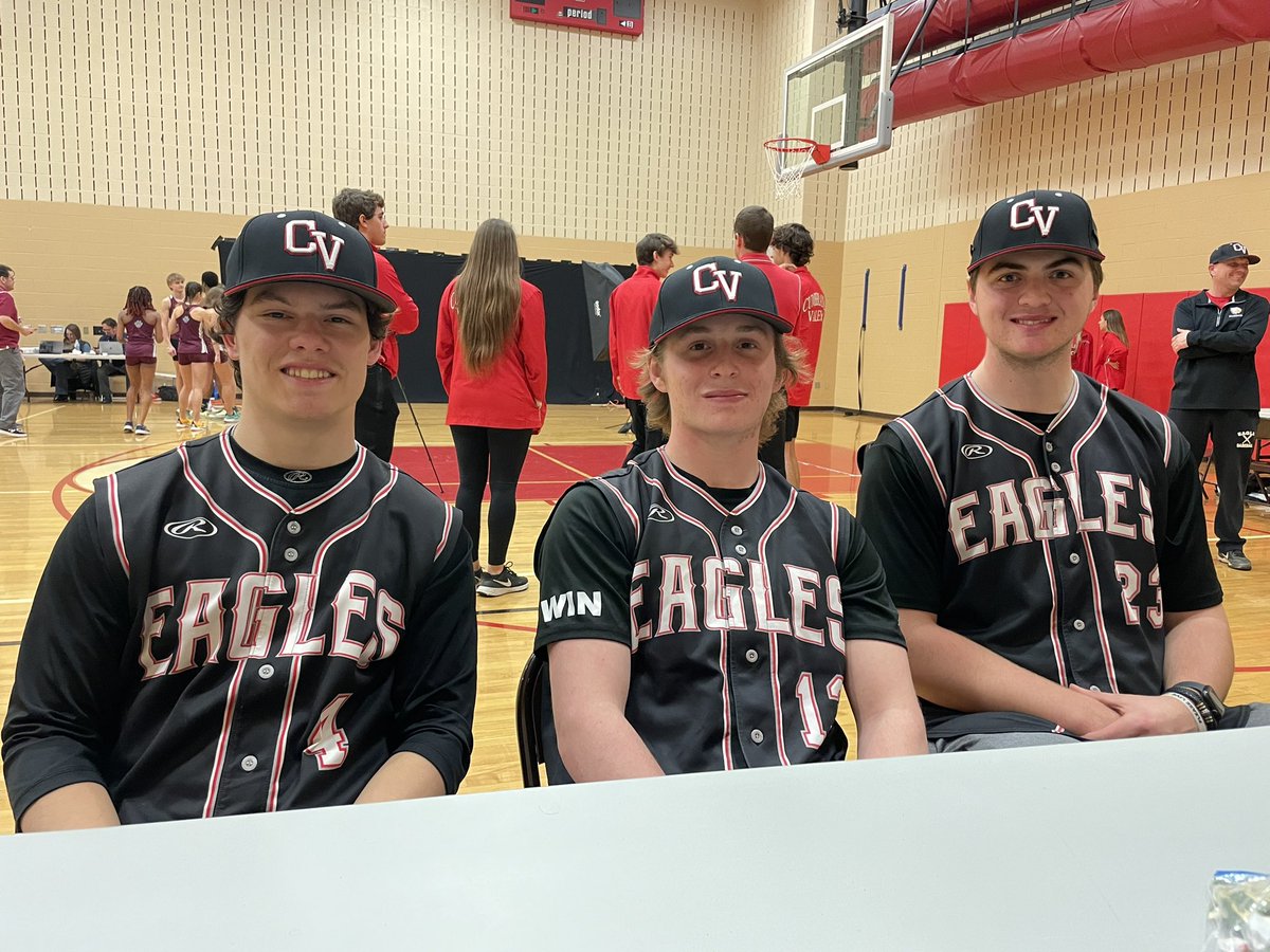 TomDeMartini1's tweet photo. Members of the Cumberland Valley boys baseball team stopped by to chat. #PLmediaday @CVSDeagles @PennLive https://t.co/1qlbPDAlB0