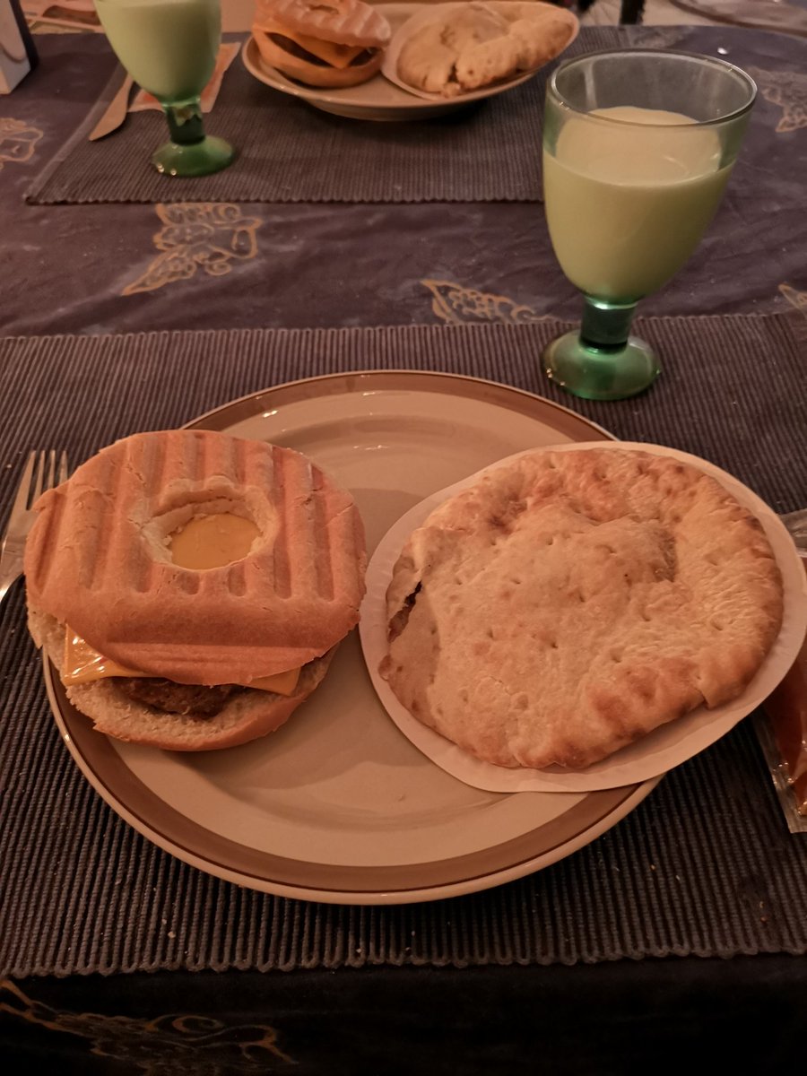 JuhaTenhonen's tweet photo. #äijäillallinen #diy #hampurilainen #topiravintola'n #jauhelihapihvit #chilicheddarjuustoa #toffolandia'n tuomisii #grillattu #kymenleipomon #vesirinkeli #punalappusii #hoviruoka #pitakebab #punalappusii #valio #maito https://t.co/fuqhfRov3p
