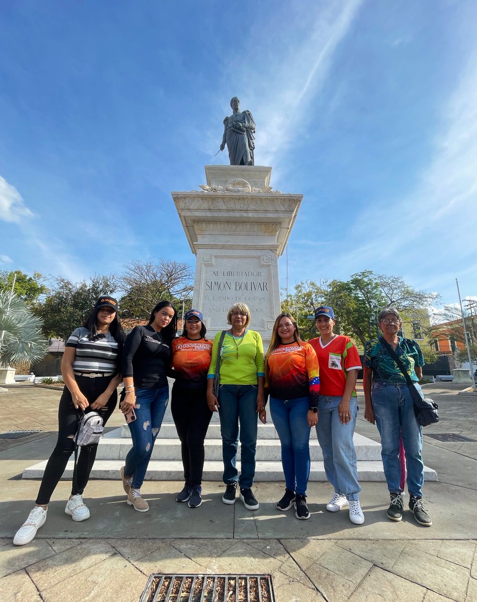 CiroABarrientos's tweet photo. #08Mar Hoy conmemoramos el Día Internacional de la Mujer en nuestro Estado #Bolivar.

Nuestras Mujeres son ejemplo de esfuerzo y valentía; día a día sortean las distintas dificultades y continúan siendo el pilar fundamental de las familias venezolanas.

¡Que vivan las mujeres! https://t.co/6GWWZV5OAD
