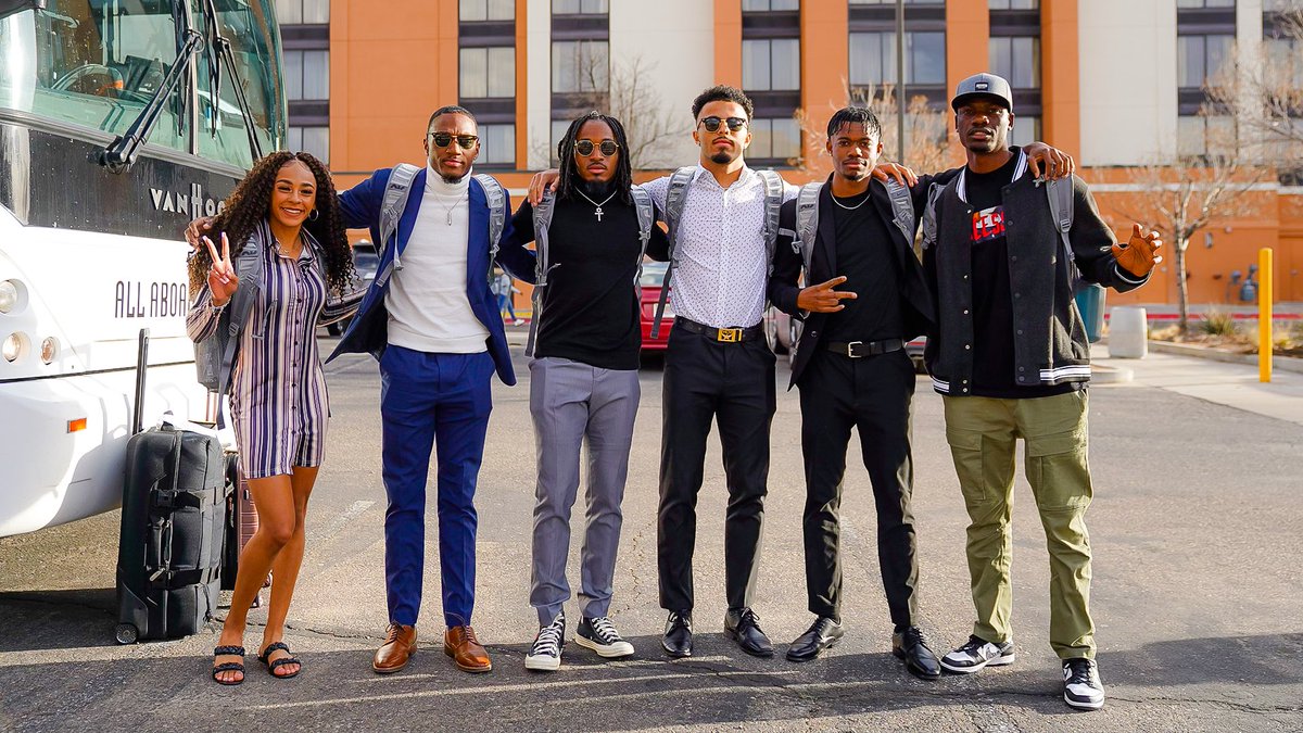 BaylorTrack's tweet photo. Back in the ABQ. 👔🤝

#SicEm 🐻 | #NCAATF https://t.co/KOK69cAqEy