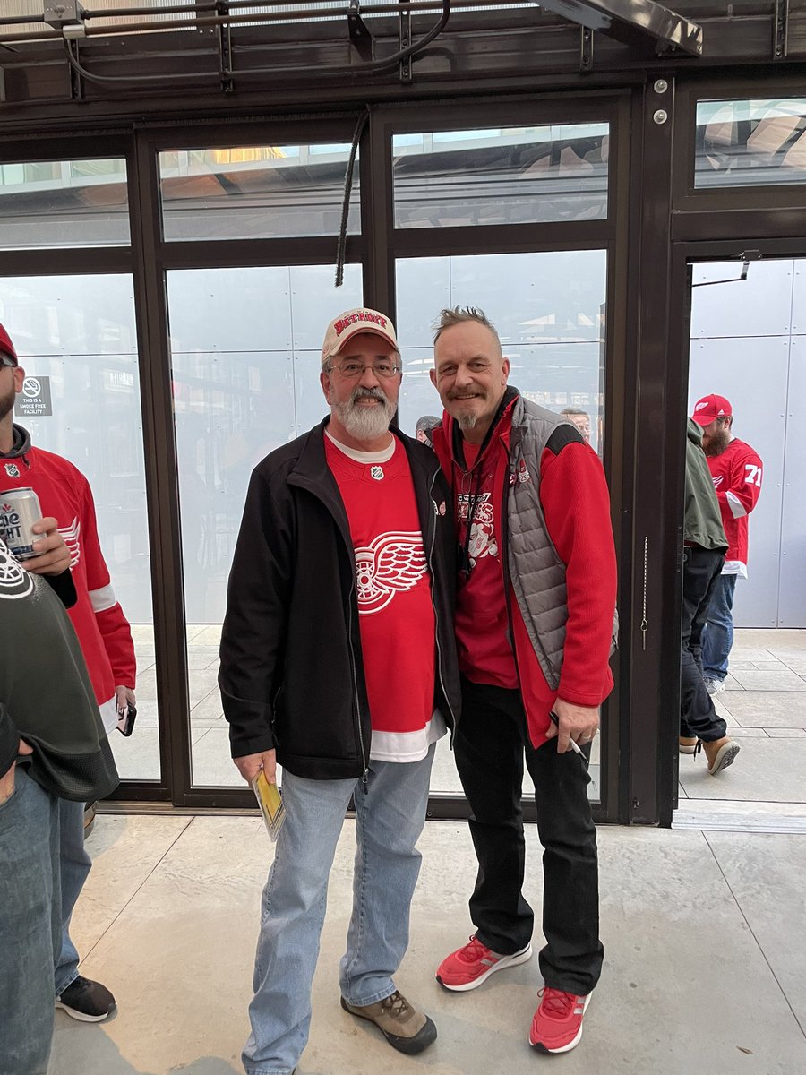 MeaganLeonard's tweet photo. Meeting  Darren McCarty !
#LGRW #detroit #hockeytown https://t.co/FTRUleCqj1