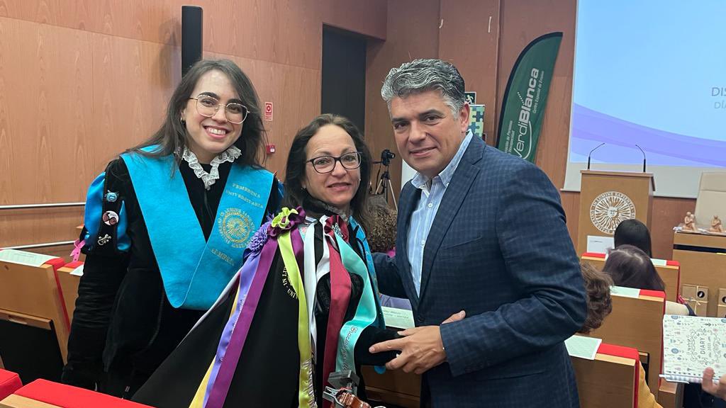 miguelcazorlag's tweet photo. Un año más en los premios Minerva de @VerdiblancaAsc un reconocimiento a la labor, entrega y dedicación de mujeres cuya trayectoria en la asociación es de meritoria de reconocimiento 
Enhorabuena a las dos premiadas Luisa Mtnez Melgarez y Susana Garcia Nieto, limpiadoras. https://t.co/c3HsbnBVtl