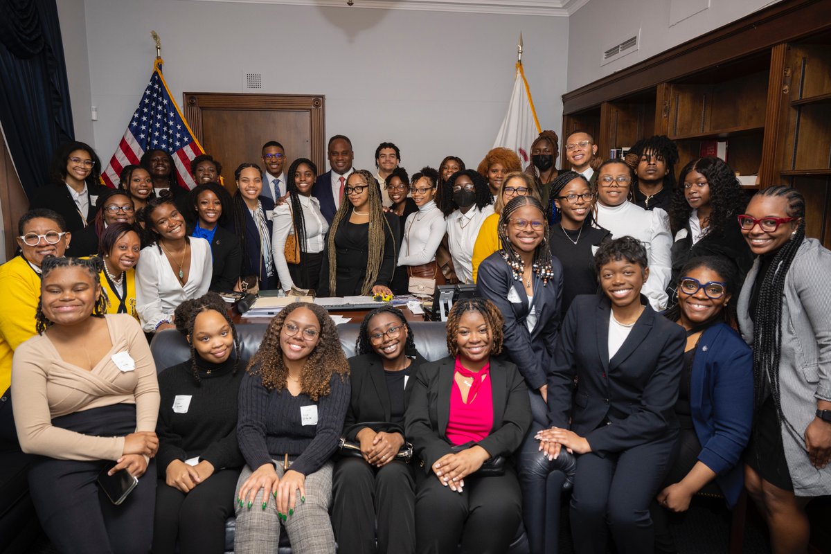 rep_jackson's tweet photo. Proud to see such bright and motivated individuals making their mark on Capitol Hill. https://t.co/wzGWDQnvxX