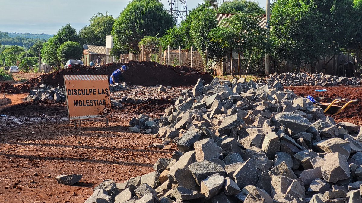 municampoviera's tweet photo. [Obras Públicas] 🚧 
‼️Empedrado Barrio Kilómetro 28

Se continua con las tareas  de acarreó de tierra para nivelación y colocación de empedrado en el barrio kilómetro 28. 
-
-
-

#municipalidaddecampoviera 🌱
#intendentegermanburger      💚
#ObrasPublicas 
@GermanBurger5 https://t.co/MEx1j8TRe4