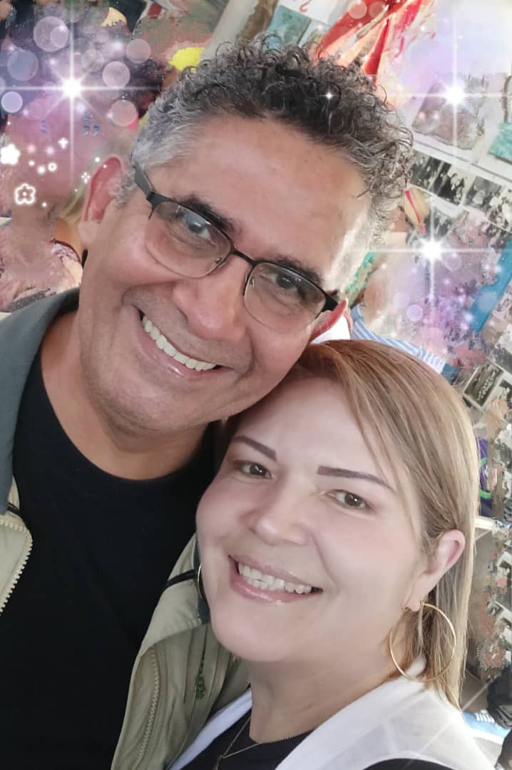 Mi mujer es la colmena 
que miela cada caricia 
pétalo luz que propicia 
centella aliviando pena 
Cardumen pesca en faena 
del altamar día a día 
señera voz en poesía
del salomar de mi amor
Refugio a bordo y calor 
en la madrugada fría