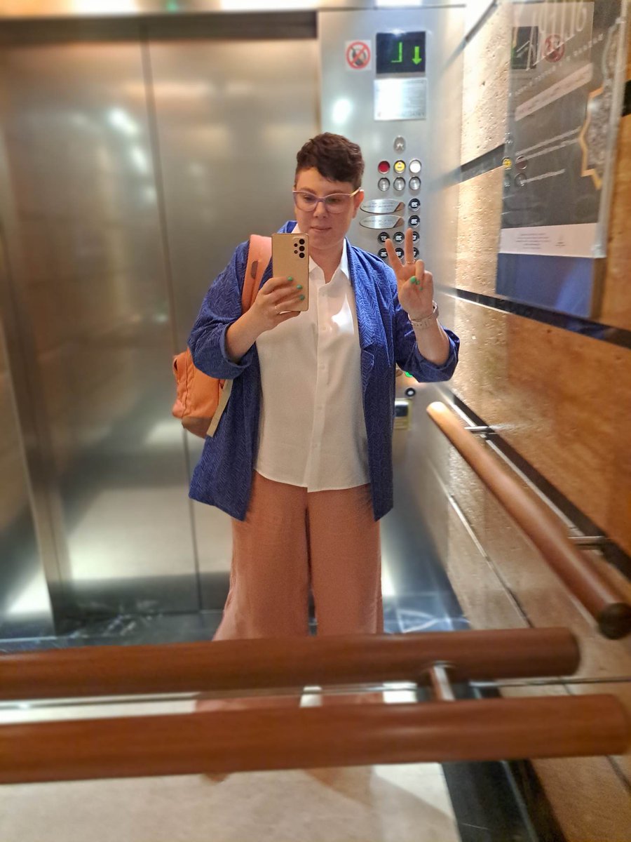 Motif Poetry | Ruri Tūtohu (@motifpoetry) on Twitter photo Our amazing Education Director <a href="/Sarsbars89/">Sara Hirsch</a> is in Malaysia and Singapore this week, teaching and performing poetry! After a few years of Zoom visits, it's awesome that Sara can finally be back in person 😍
@authorsabroad_ profile here: authorsabroad.com/search-authors… Our amazing Education Director <a href="/Sarsbars89/">Sara Hirsch</a> is in Malaysia and Singapore this week, teaching and performing poetry! After a few years of Zoom visits, it's awesome that Sara can finally be back in person 😍
@authorsabroad_ profile here: authorsabroad.com/search-authors…