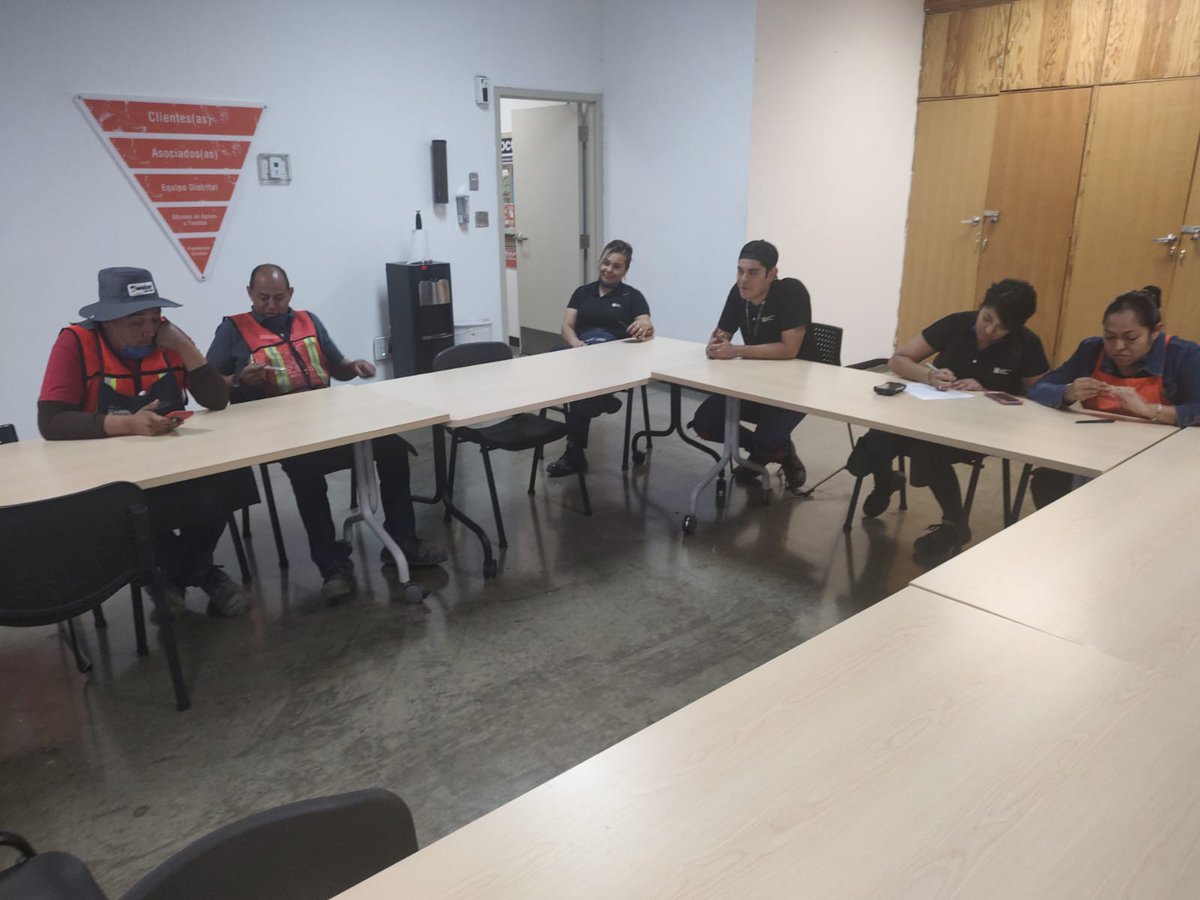 crocseccion77's tweet photo. #León Nuestro compañero Gustavo Alcantar Luna realizó un recorrido por la empresa Home Depot Clouthier.
#CROCenMovimiento https://t.co/jjG2IeuVb5