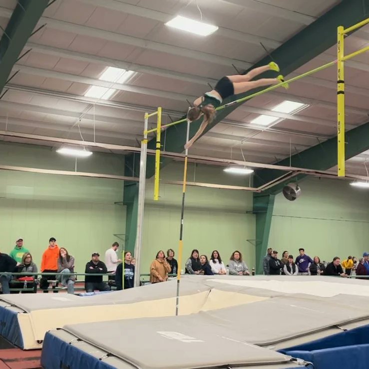 GeneseoCurrent's tweet image. GHS Track &amp;amp; Field 🏃‍♀️ 🏃‍♂️
New GHS Girls Pole Vault Record! Leaf Freshman Jocelyn Cechowicz cleared 3.43m on Saturday at the Sterling Gold Medal Meet...and she did it in her first high school competition on her way to a first place finish!

📸 Credit: Cechowicz Family  - Thank You!